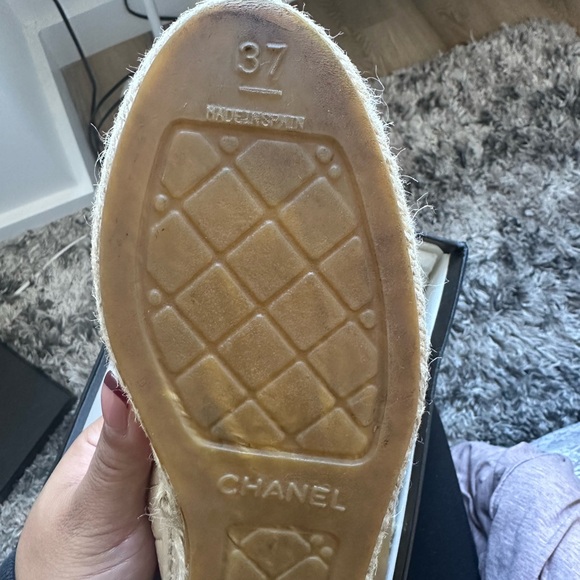 CHANEL Quilted Espadrilles, size 37, cream and black with gold accent - Picture 5 of 9